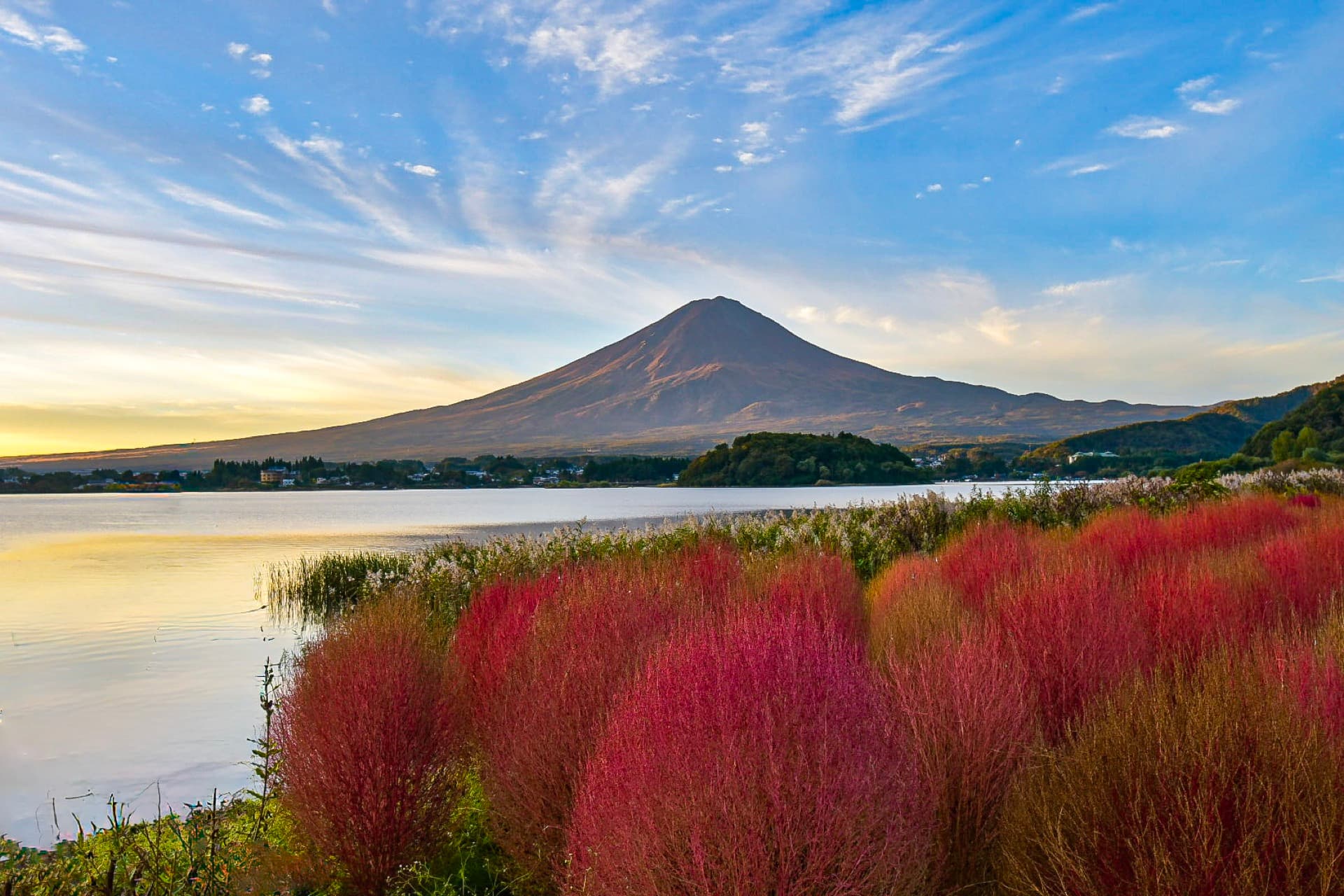 Fuji au-delà de l'eau, rouge automnal au premier plan