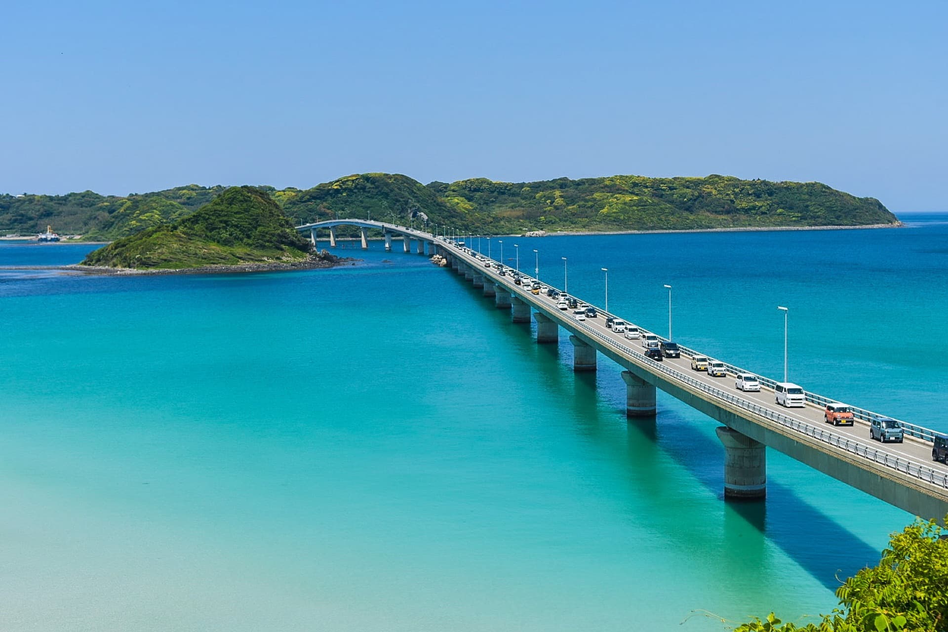 Une route turquoise au-dessus de la mer